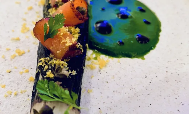 Le saumon maturé ,poireaux brulé et vinaigrette au jus de cuisson