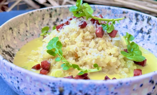 "Celerisotto" au bouillon de légumes et chorizo de la mer grillé