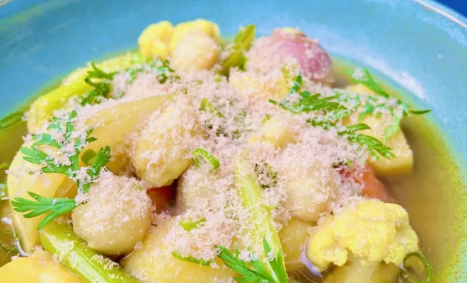 Thon séché facon "Katsuobushi" et rapé sur un pot au feu de légumes d'hiver